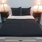 * Moulin Rouge Getaway * 1Br + Desk + Gym Weights