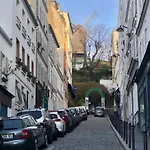 Cozy Nest In Montmartre