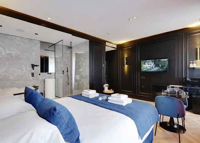 Couples Getaway Unit With Jacuzzi - City Center