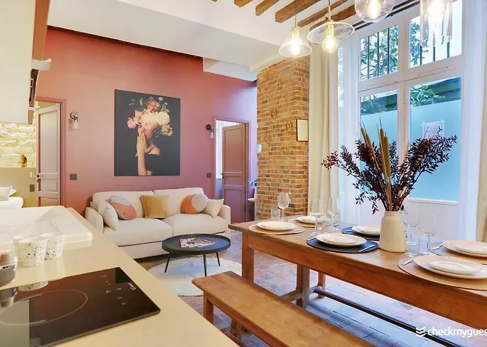 One-Of-A-Kind Spacious Home In Le Marais