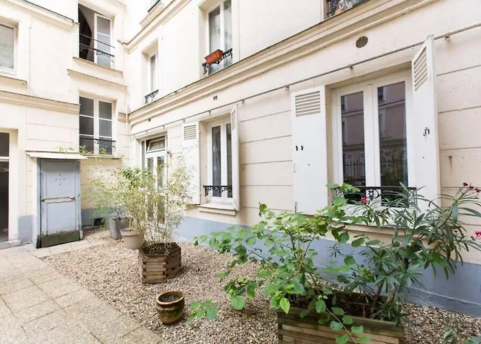 Coup De Coeur A Montmartre - Eugene Sue