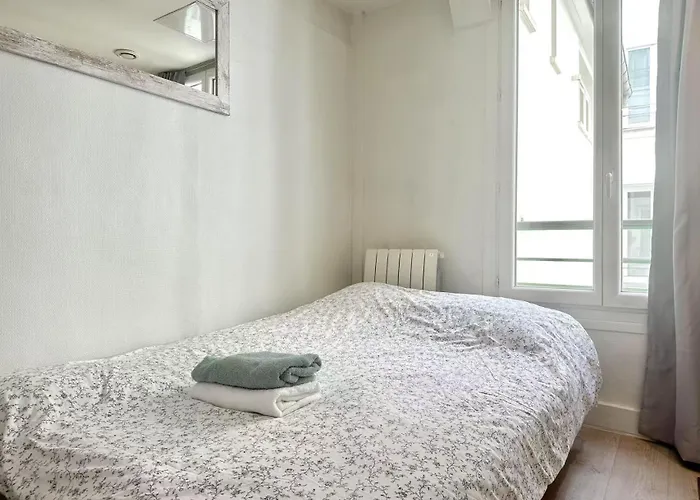 Stylish Studio Steps From Montmartre In Clauzel