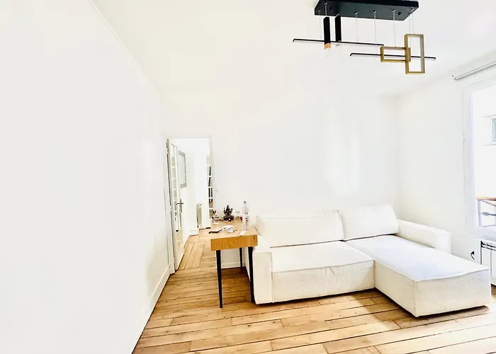 Elegant Area And Center Of Paris