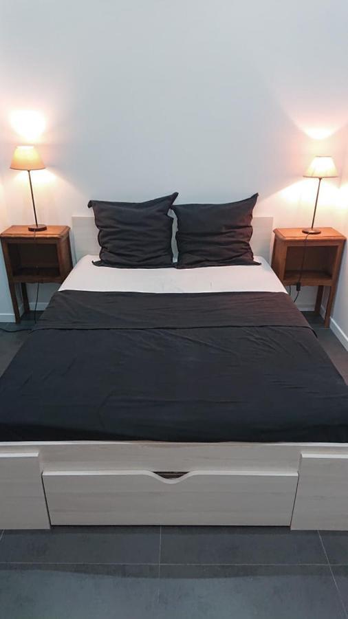* Moulin Rouge Getaway * 1br + Desk + Gym Weights Apartment