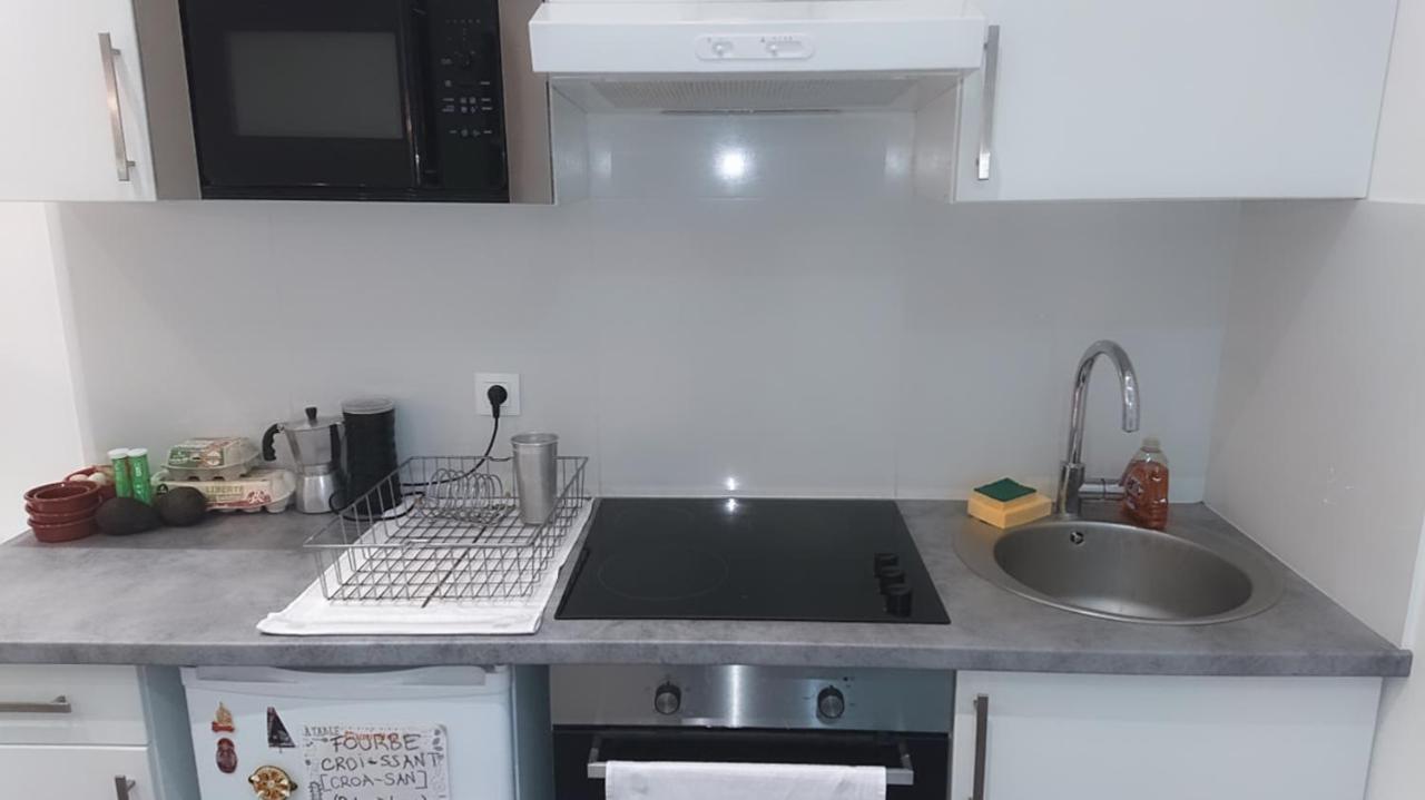 * Moulin Rouge Getaway * 1br + Desk + Gym Weights Apartment *