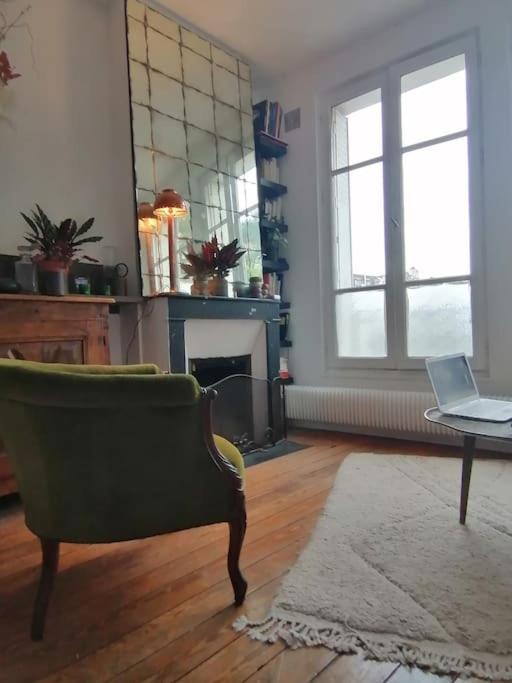 Apartment Avec Vue Exceptionnelle A Montmartre. *