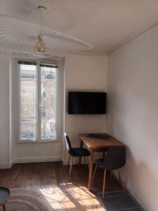 Tres Parisien Et Ensoleille Paris
