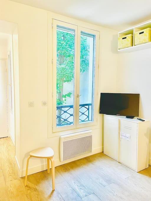Apartment In The Center Of Montmartre Paris