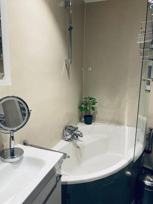 Modern Cozy Flat In The Marais Parking