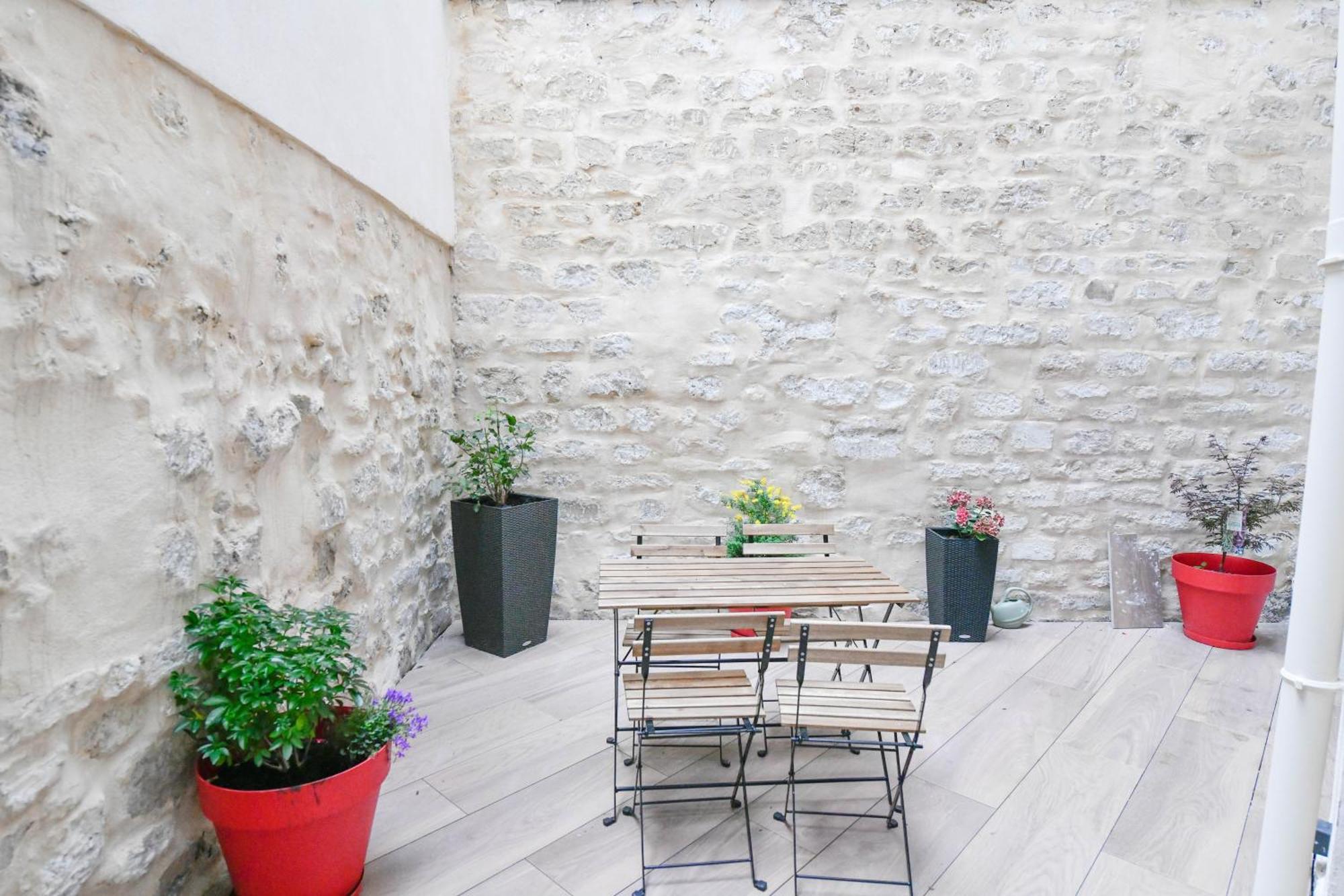 Le Charme De Montmartre - Patio Prive-sacre-coeur - Parking Gratuit - Metro Anvers Apartment *
