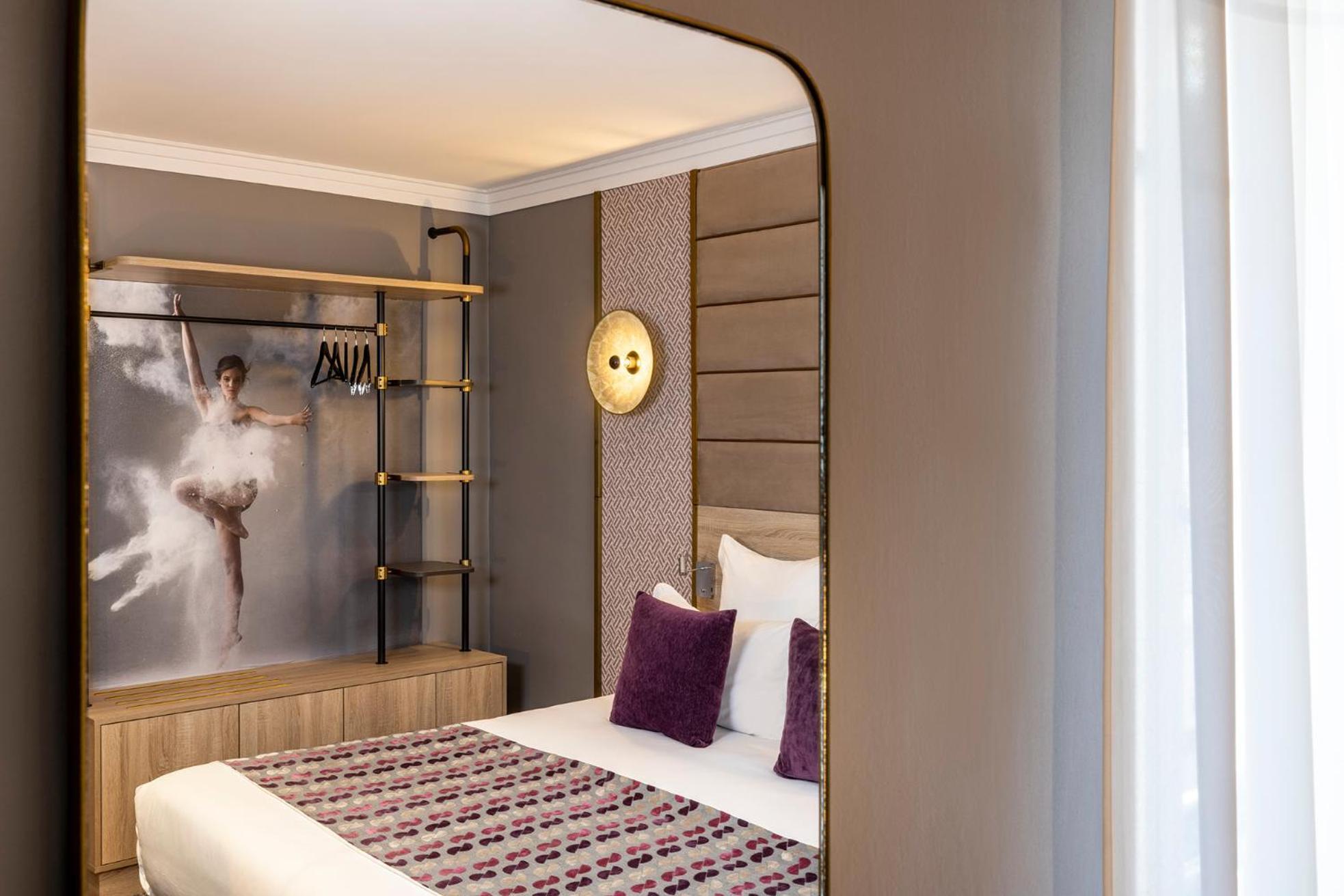 Nude - Color Vision Hotel