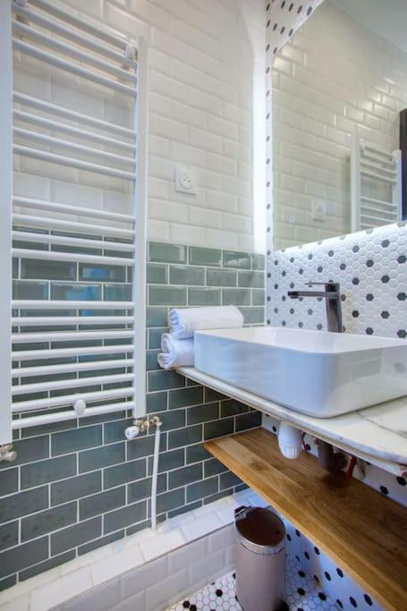 Parisian Gem: Heart Of The Latin Quarter- 2br Lift Appartement *