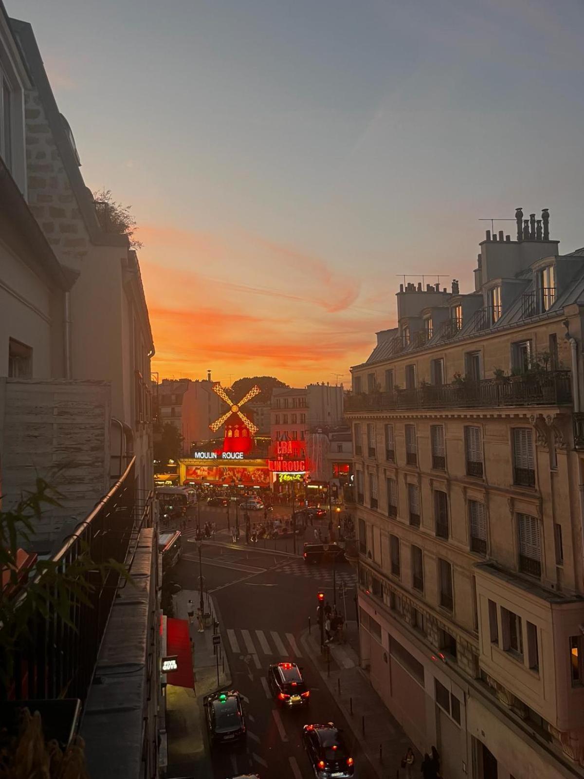 Apartment Vue Moulin Rouge Paris