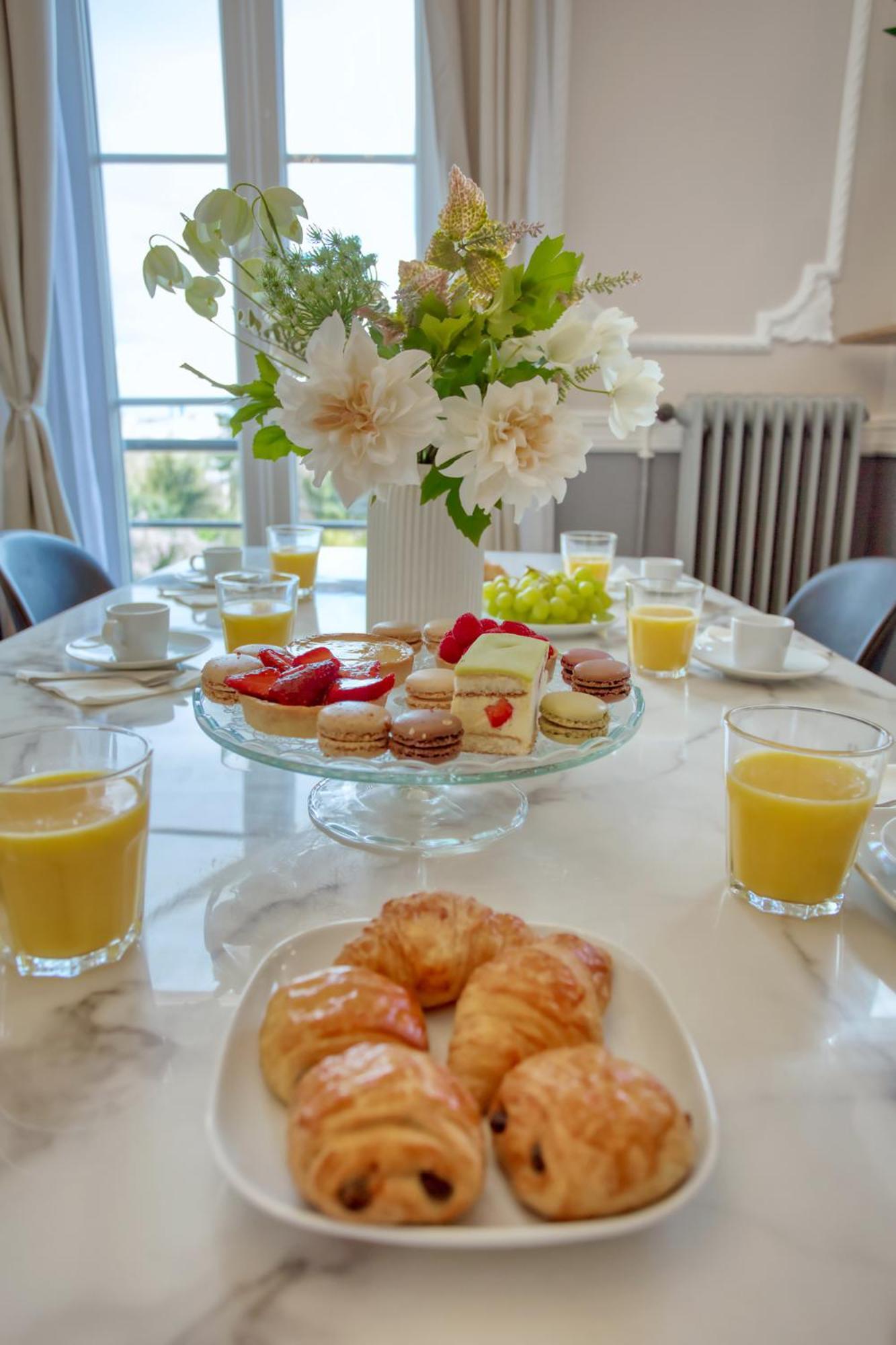 Parisian Gem: Heart Of The Latin Quarter- 2br Lift Appartement