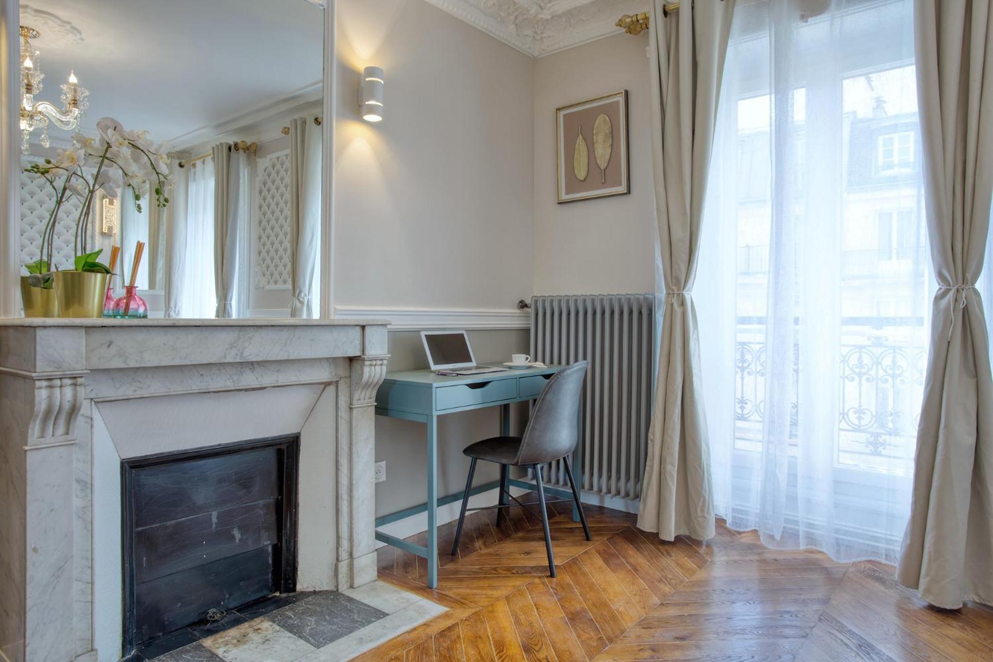 Parisian Gem: Heart Of The Latin Quarter- 2br Lift Appartement