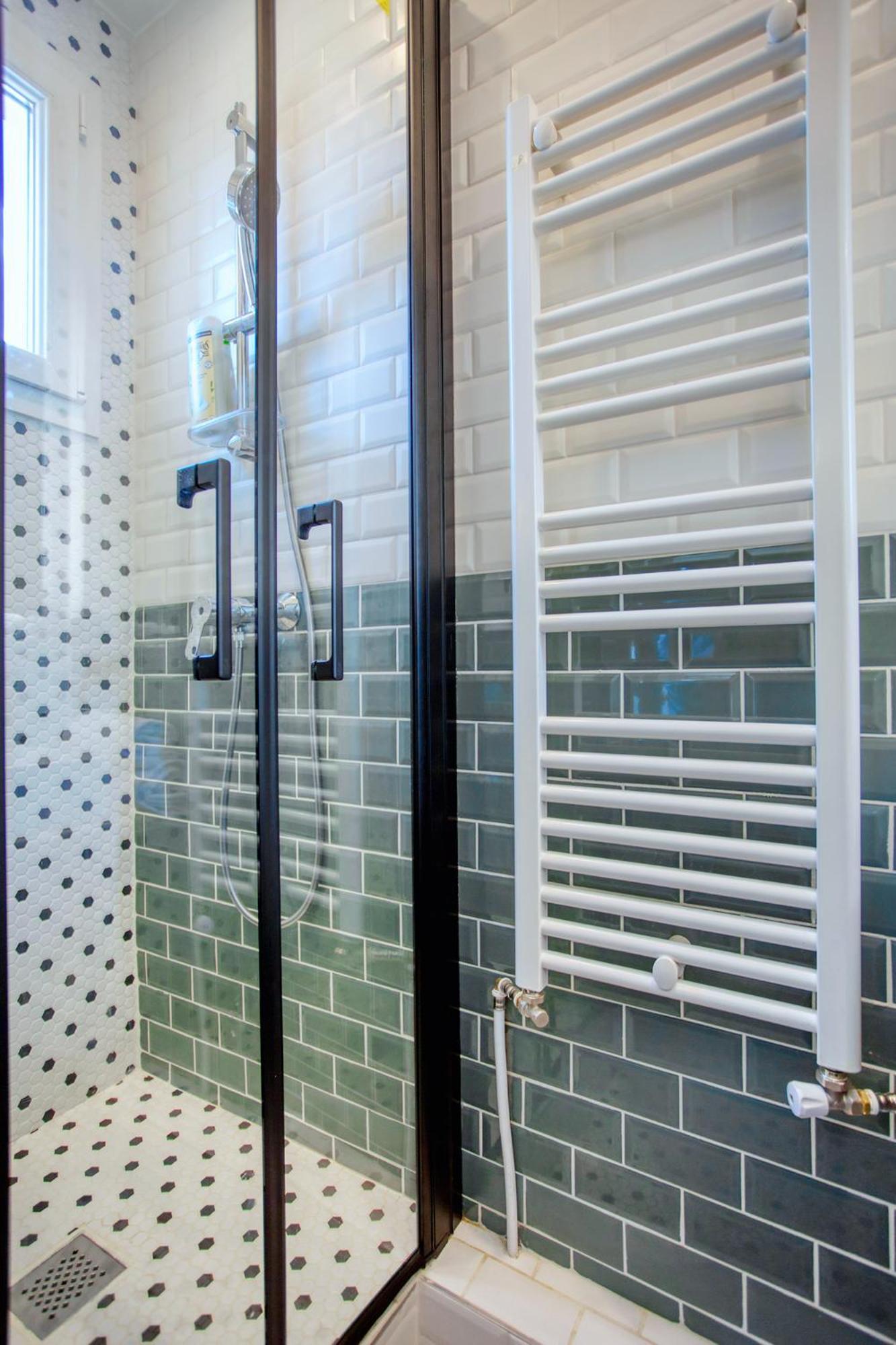 Parisian Gem: Heart Of The Latin Quarter- 2br Lift Appartement