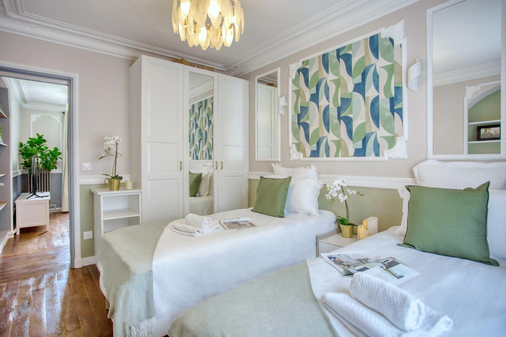 Parisian Gem: Heart Of The Latin Quarter- 2br Lift