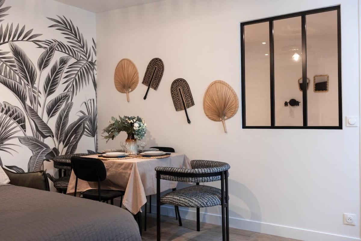 Apartment Rez De Chausse Dans Rue Pavee 4 Pers Nation Paris