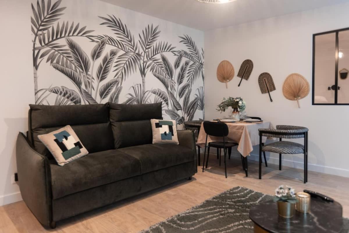 Apartment Rez De Chausse Dans Rue Pavee 4 Pers Nation Paris