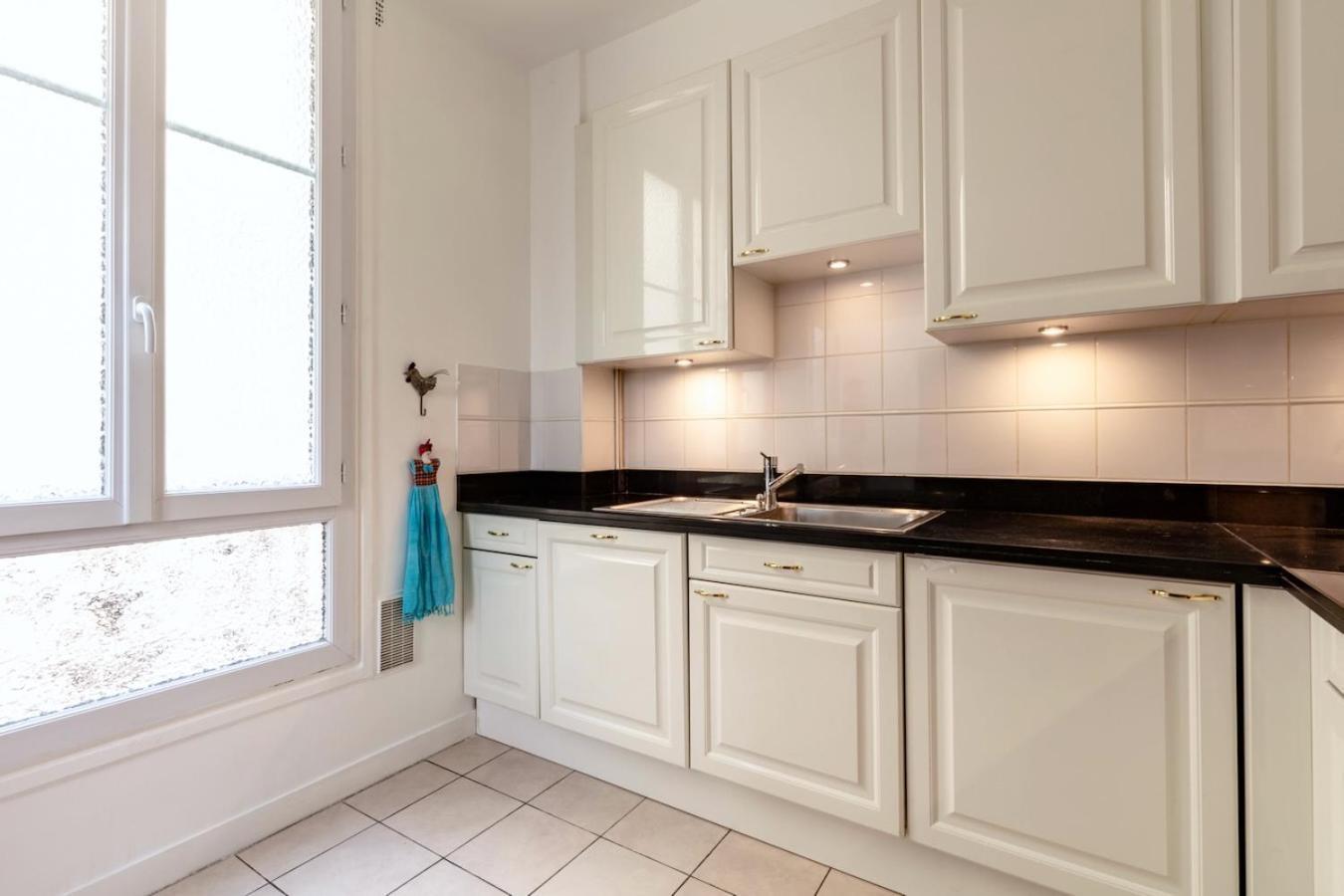 Charming French Style With Eiffel Tower View Prime Location Near Attractions Apartment *