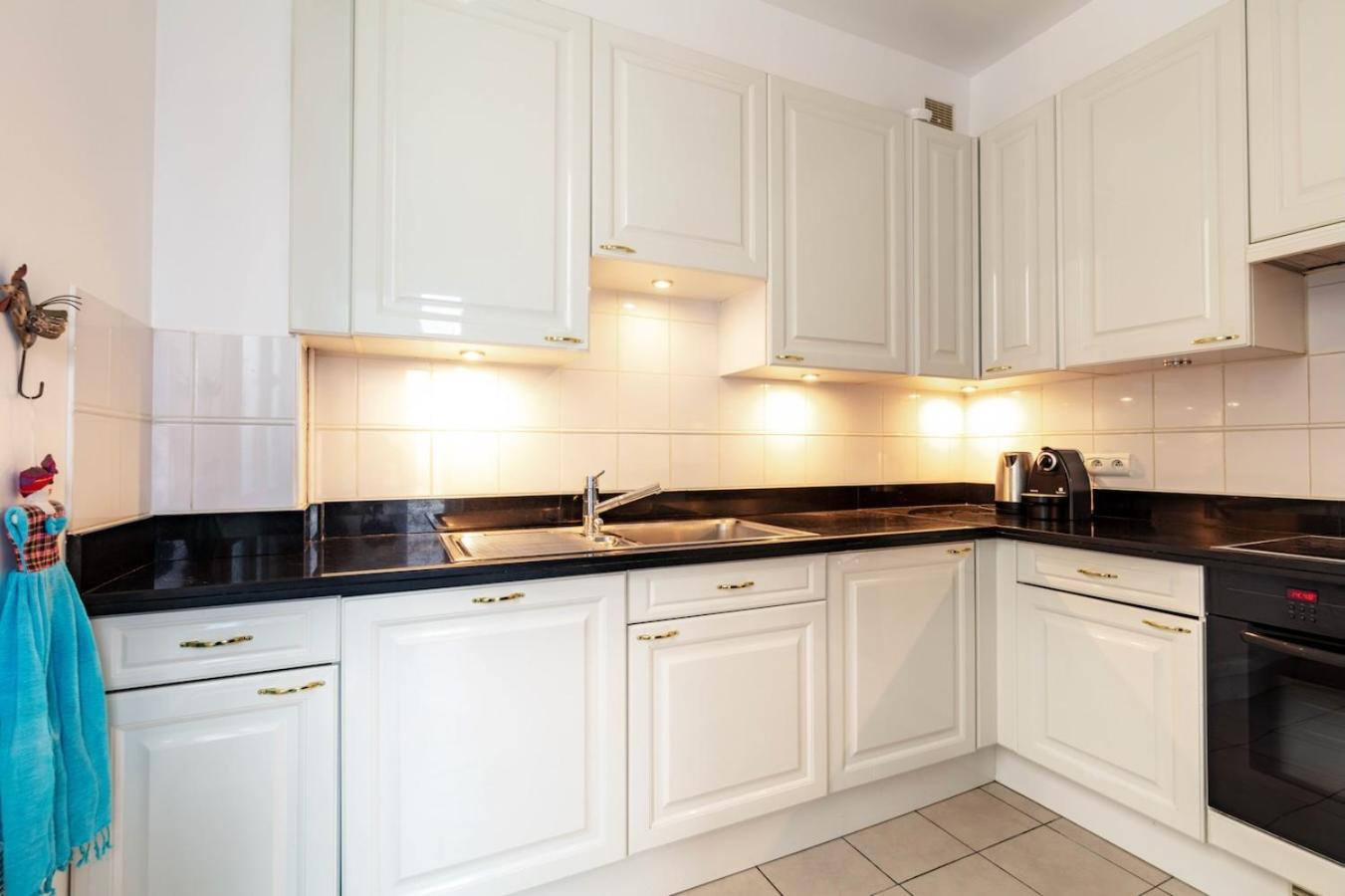 Charming French Style With Eiffel Tower View Prime Location Near Attractions