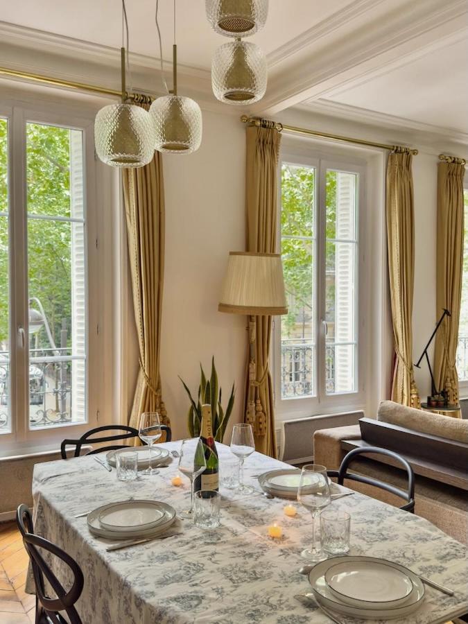 Charming French Style With Eiffel Tower View Prime Location Near Attractions Apartment