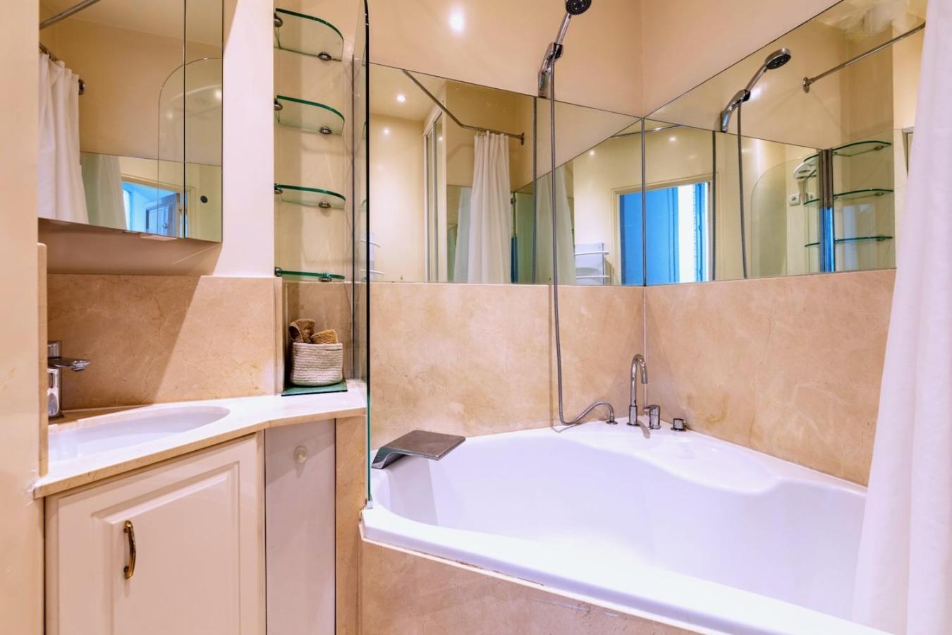 Apartment Charming French Style With Eiffel Tower View Prime Location Near Attractions Paris