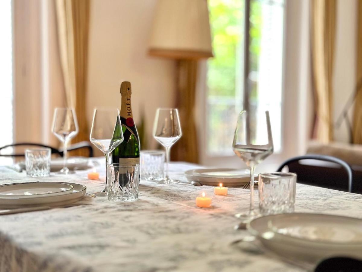 Charming French Style With Eiffel Tower View Prime Location Near Attractions Apartment