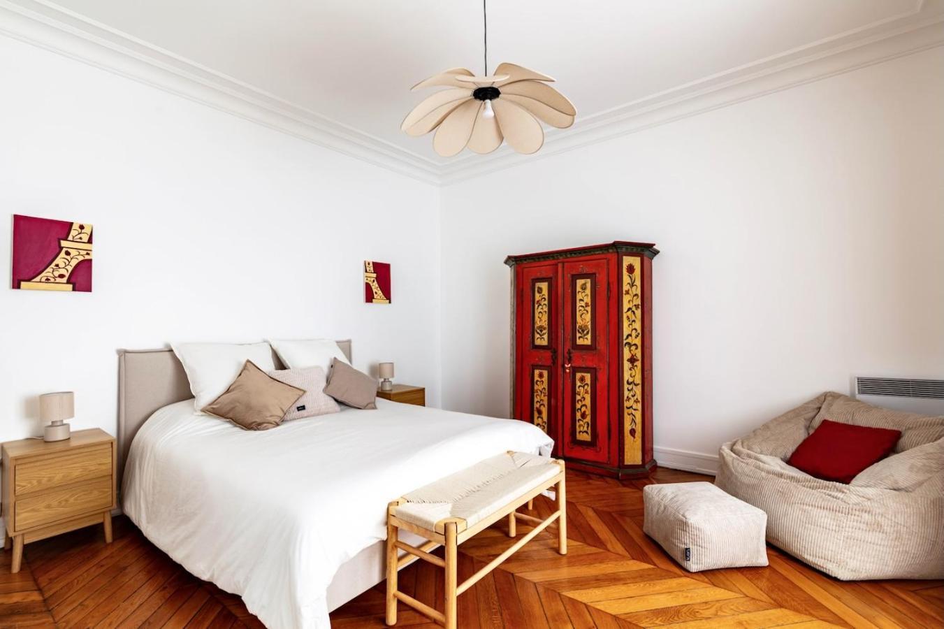 Charming French Style With Eiffel Tower View Prime Location Near Attractions