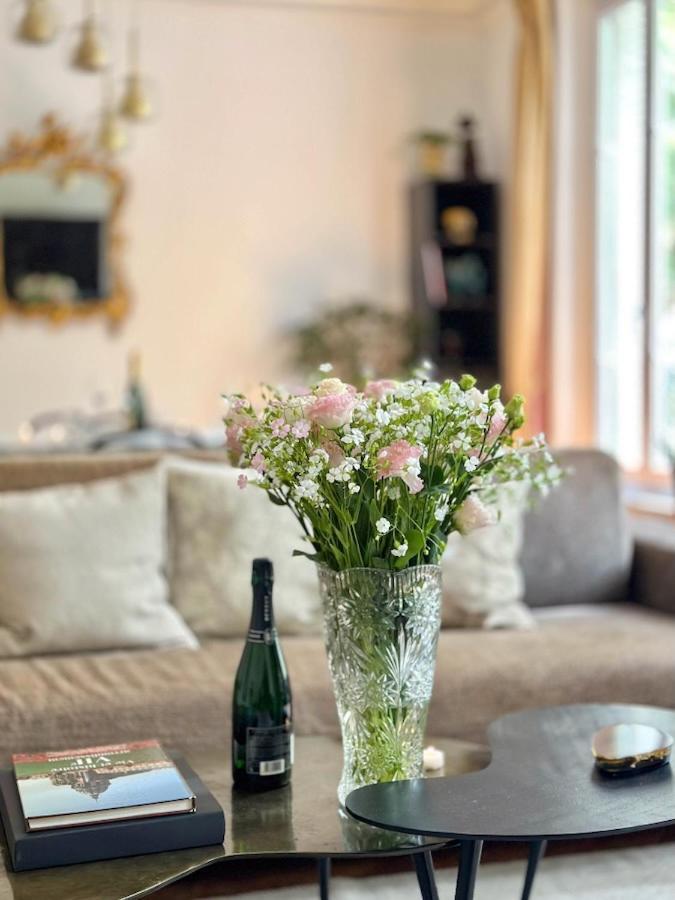 Charming French Style With Eiffel Tower View Prime Location Near Attractions Apartment