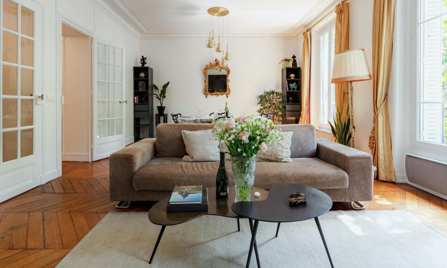 Apartment Charming French Style With Eiffel Tower View Prime Location Near Attractions
