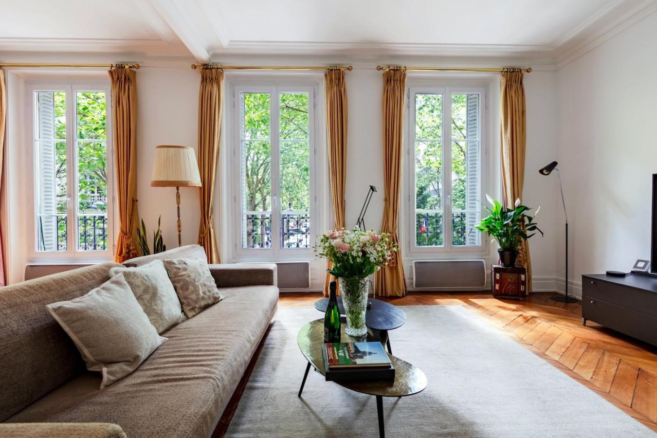 Apartment Charming French Style With Eiffel Tower View Prime Location Near Attractions