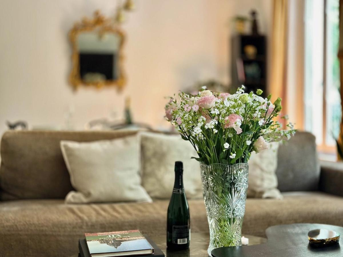 Apartment Charming French Style With Eiffel Tower View Prime Location Near Attractions Paris
