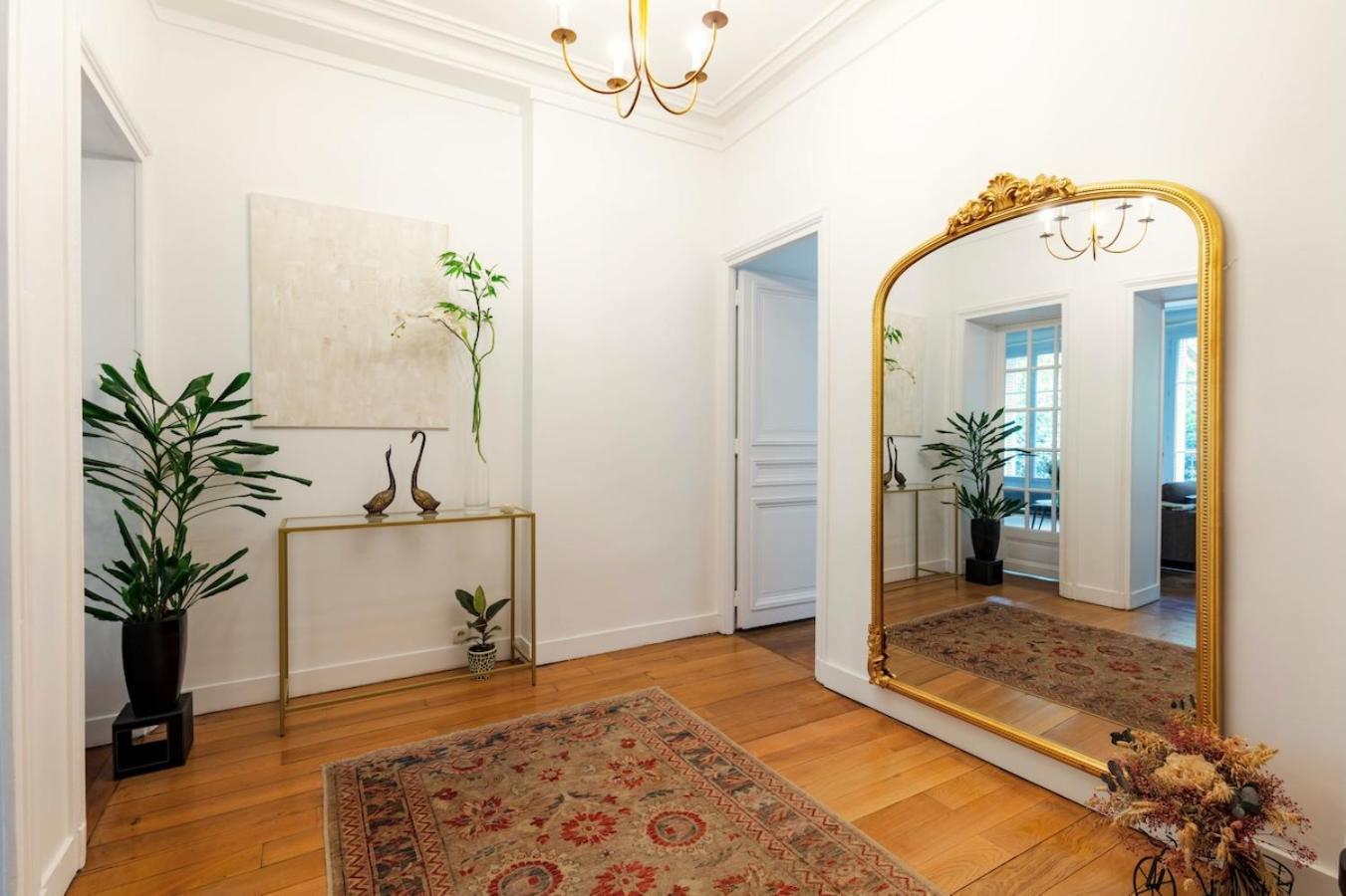 Charming French Style With Eiffel Tower View Prime Location Near Attractions Apartment