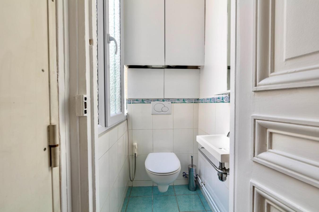 Apartment Charming French Style With Eiffel Tower View Prime Location Near Attractions