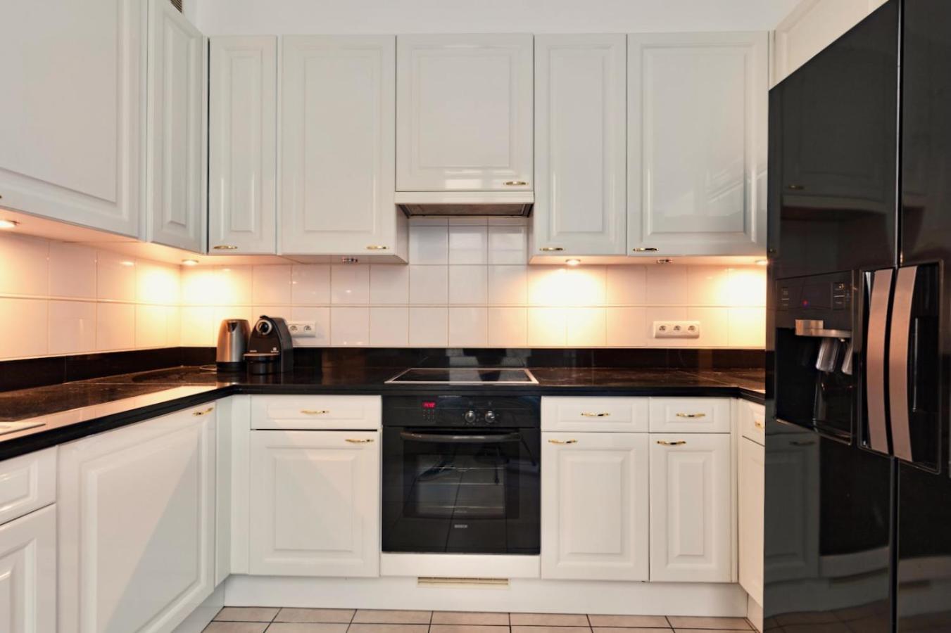 Charming French Style With Eiffel Tower View Prime Location Near Attractions Apartment *