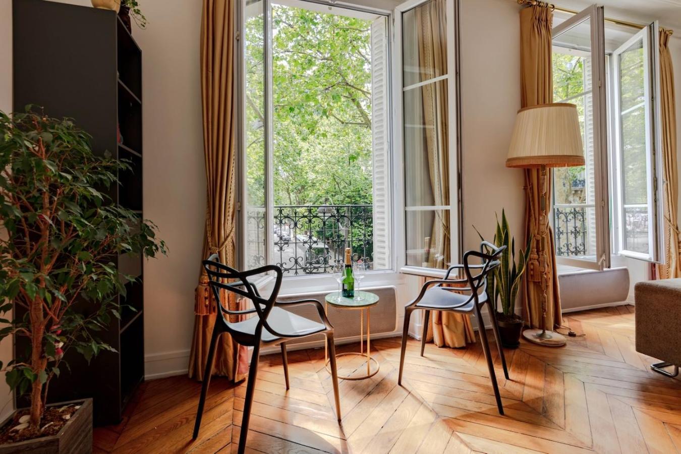 Charming French Style With Eiffel Tower View Prime Location Near Attractions Apartment