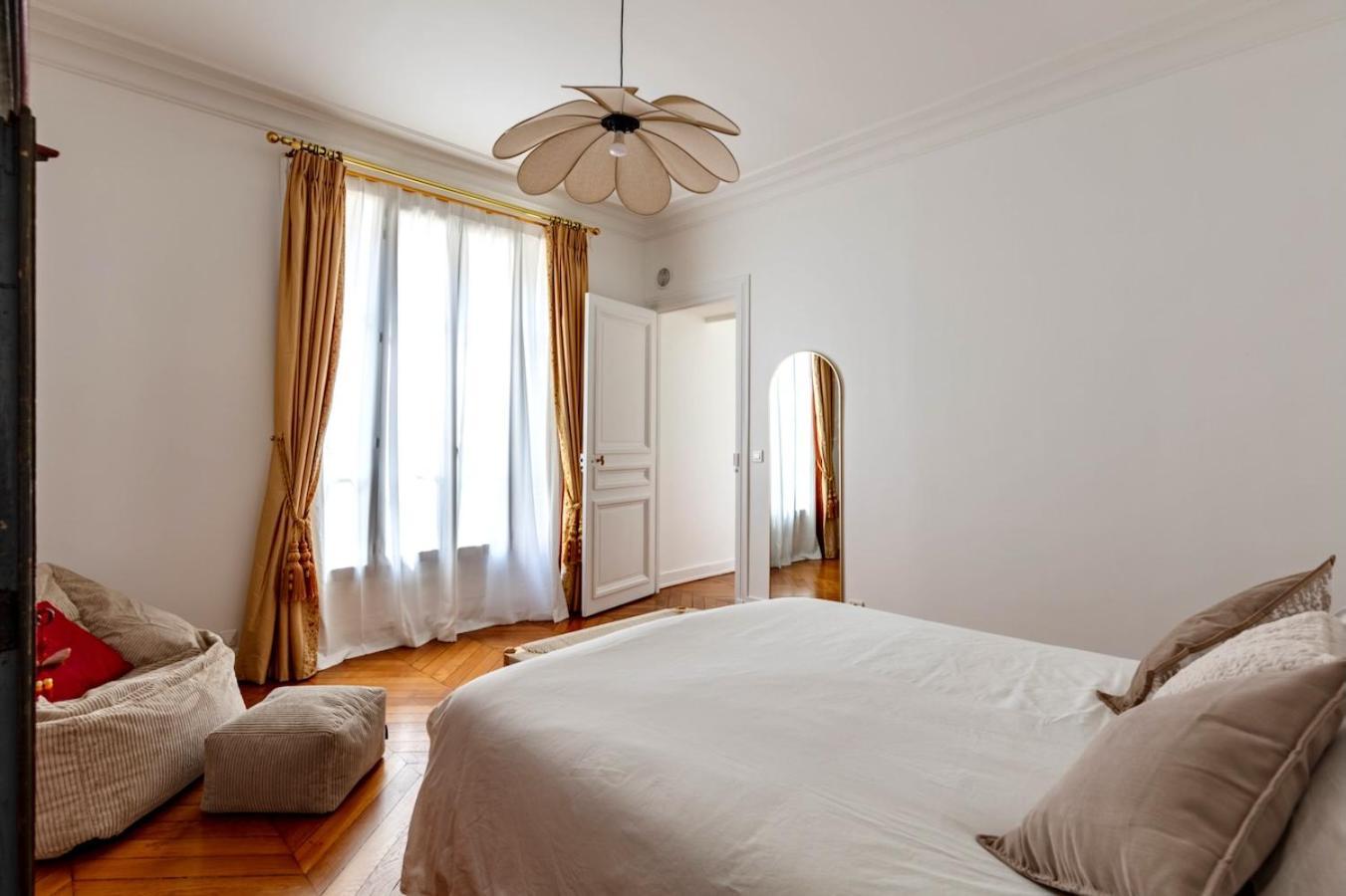 Charming French Style With Eiffel Tower View Prime Location Near Attractions