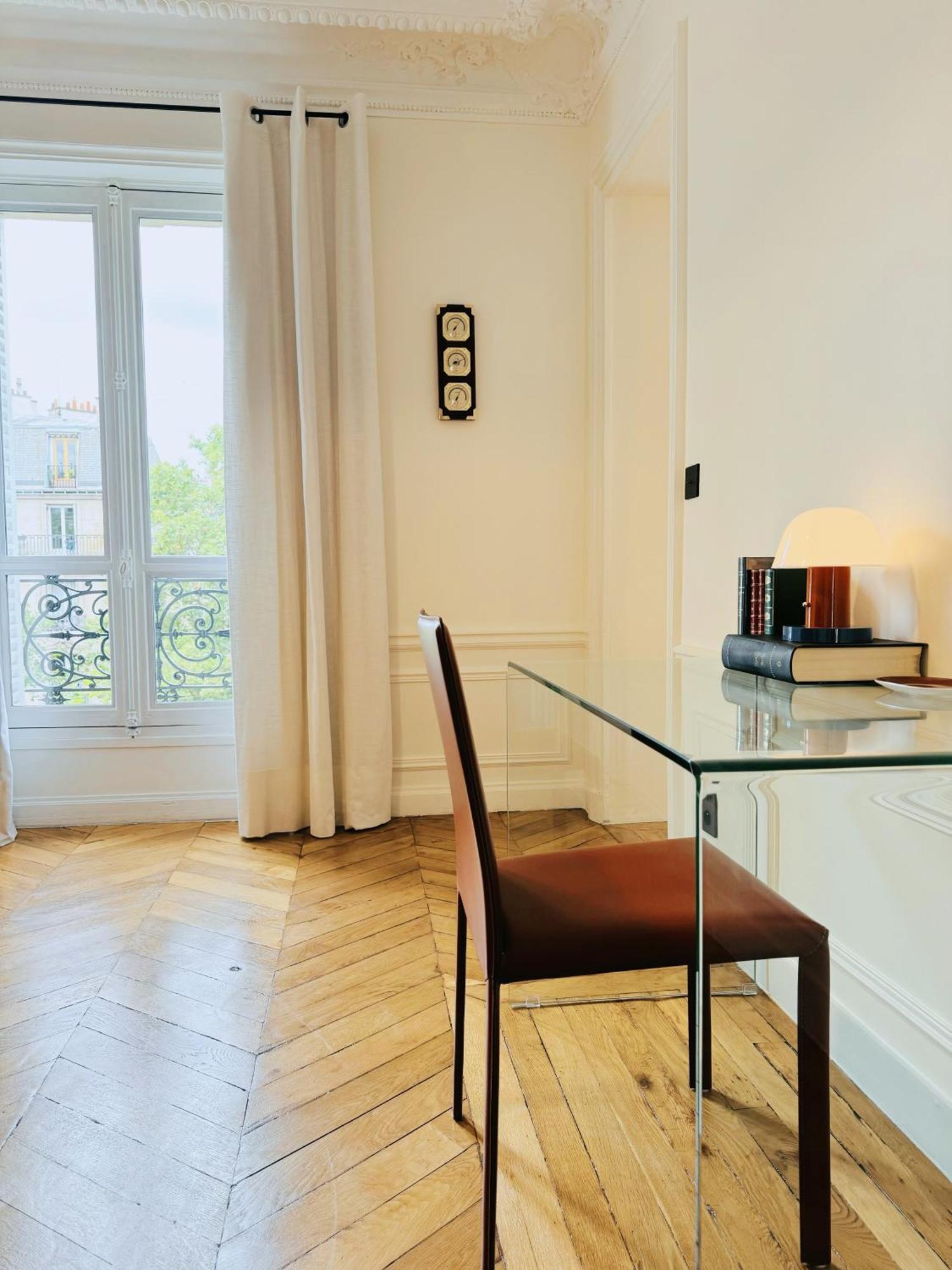 3 Bedrooms In Marais Appartement *