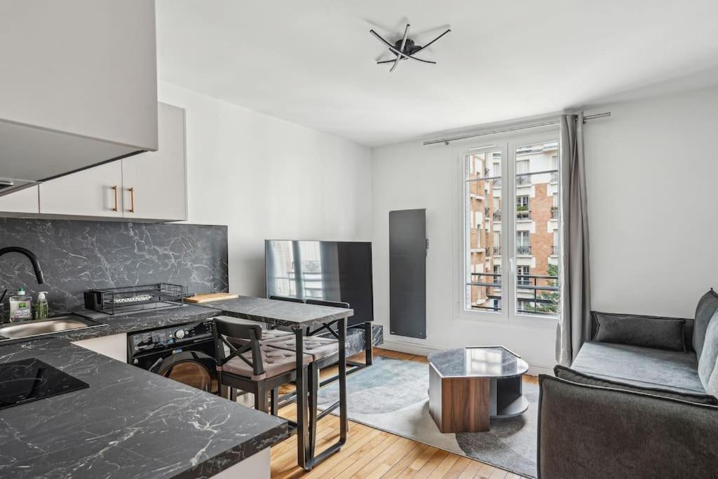 Elegant Tour Eiffel Apartment