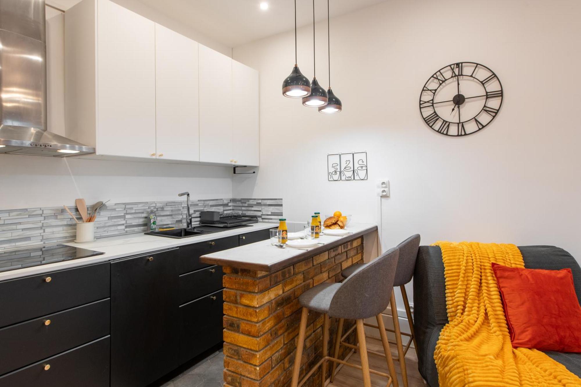 Cozy & Fully Equipped 5 Min Walk To Metro, Montparnasse Neighbourhood Apartment *