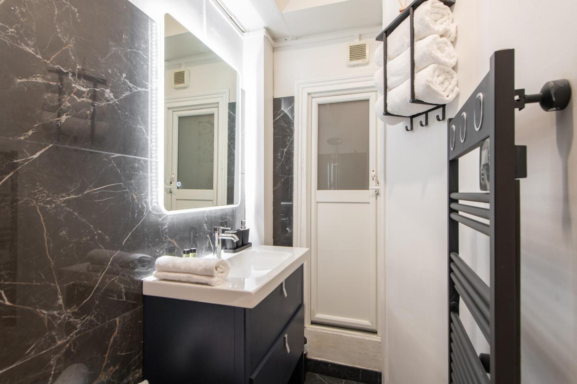 Cozy & Fully Equipped 5 Min Walk To Metro, Montparnasse Neighbourhood Paris