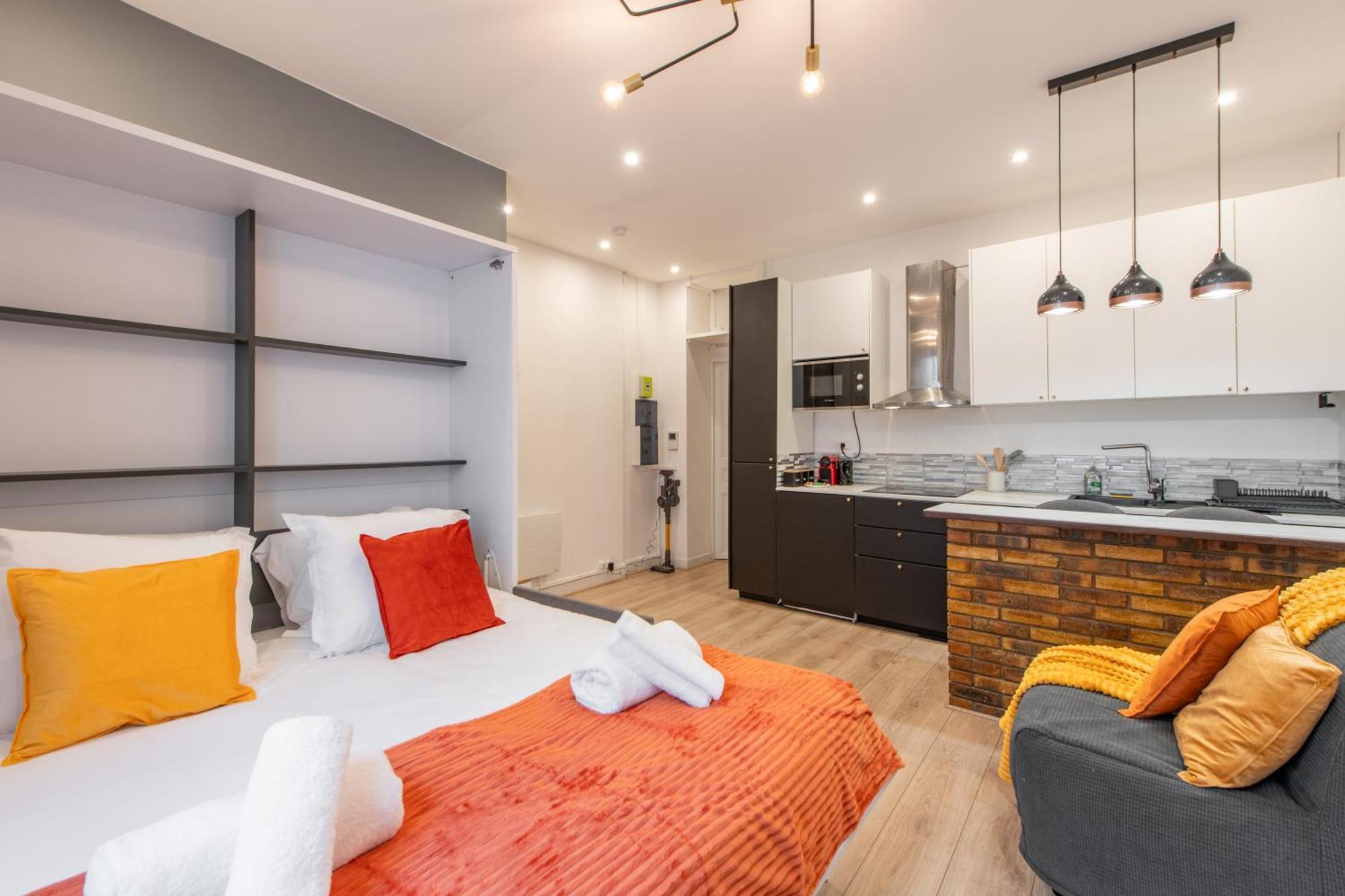 Cozy & Fully Equipped 5 Min Walk To Metro, Montparnasse Neighbourhood Apartment