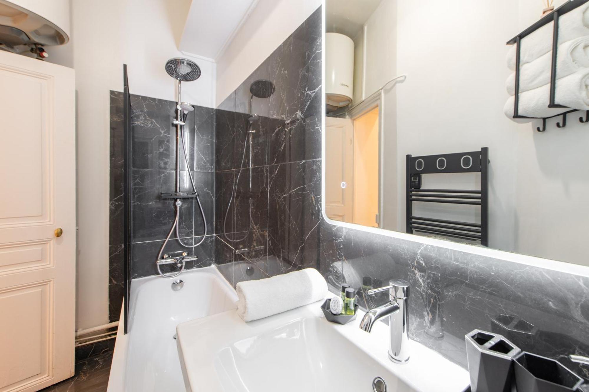 Cozy & Fully Equipped 5 Min Walk To Metro, Montparnasse Neighbourhood Apartment *