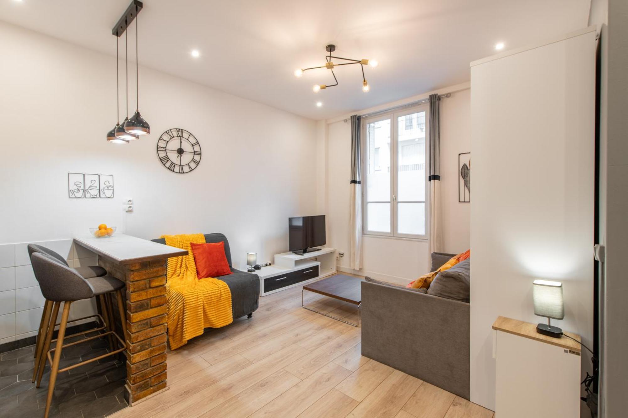 Cozy & Fully Equipped 5 Min Walk To Metro, Montparnasse Neighbourhood Apartment *