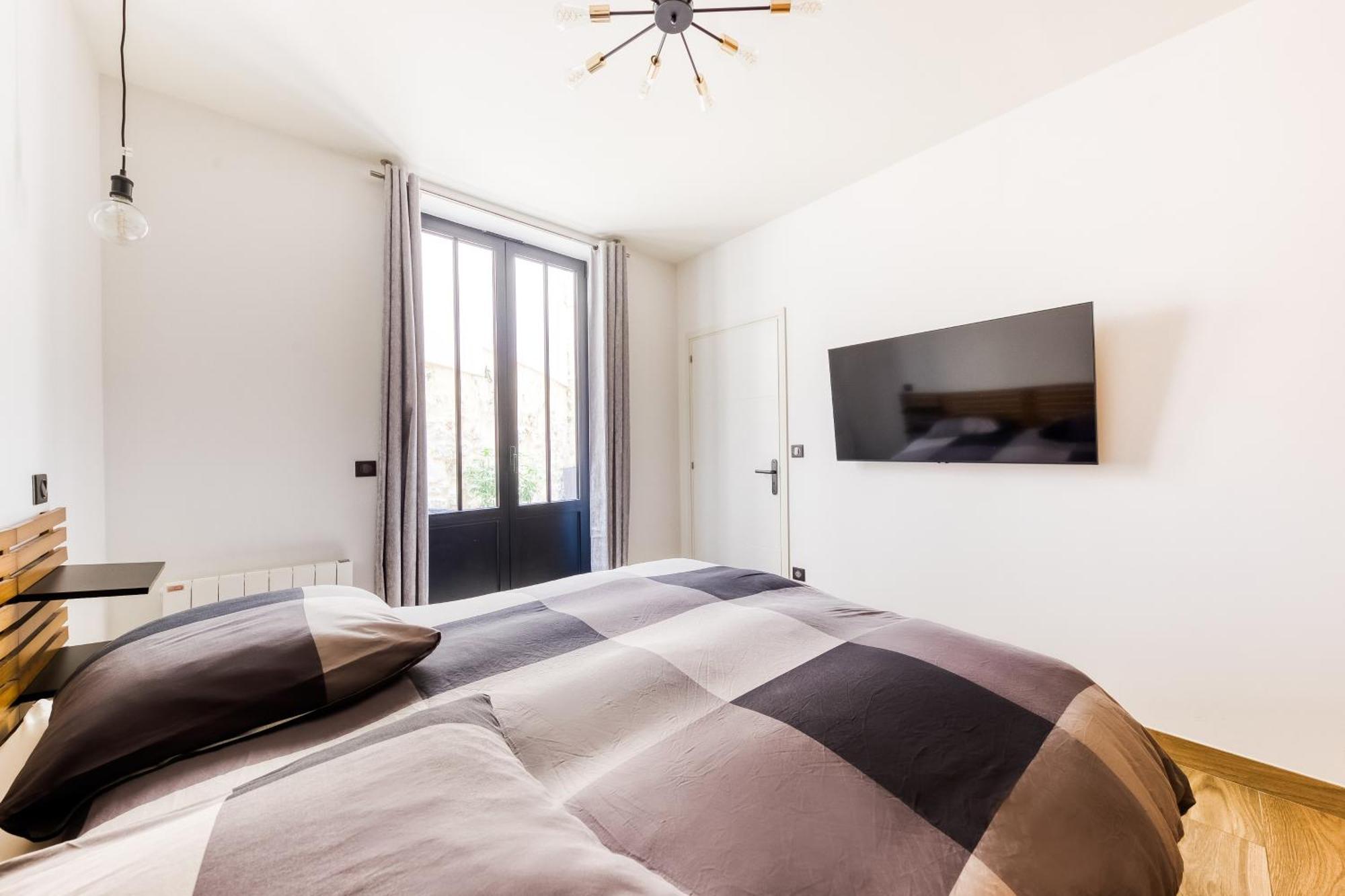 Le Charme De Montmartre - Patio Prive-sacre-coeur - Parking Gratuit - Metro Anvers Apartment *