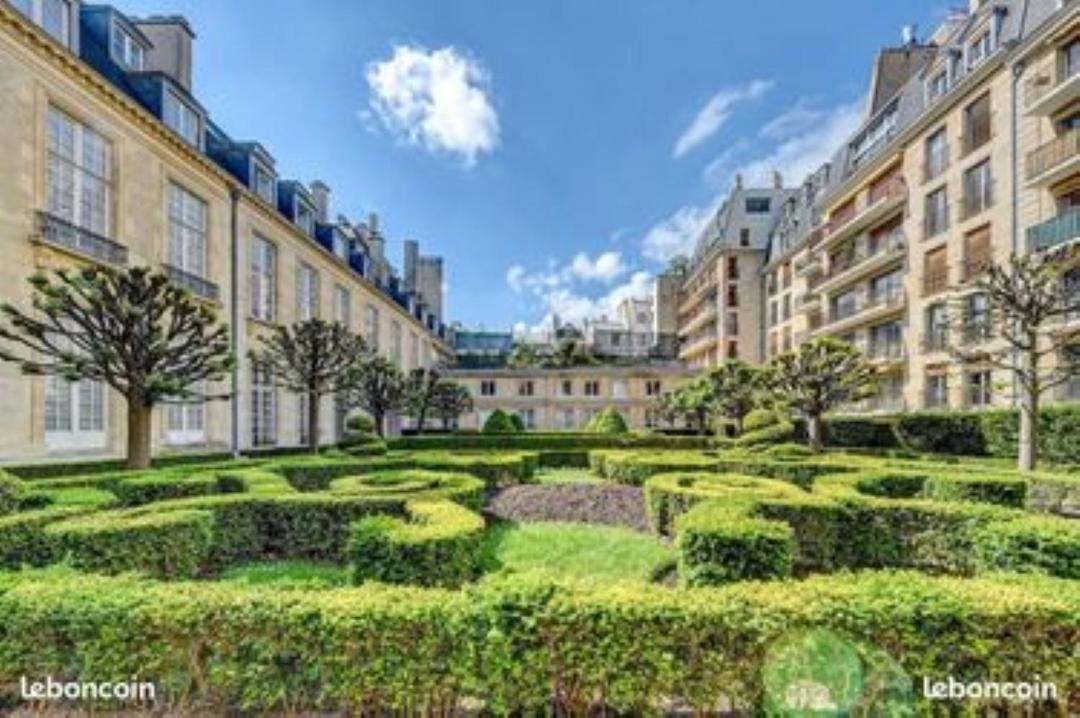 Modern Cozy Flat In The Marais Parking