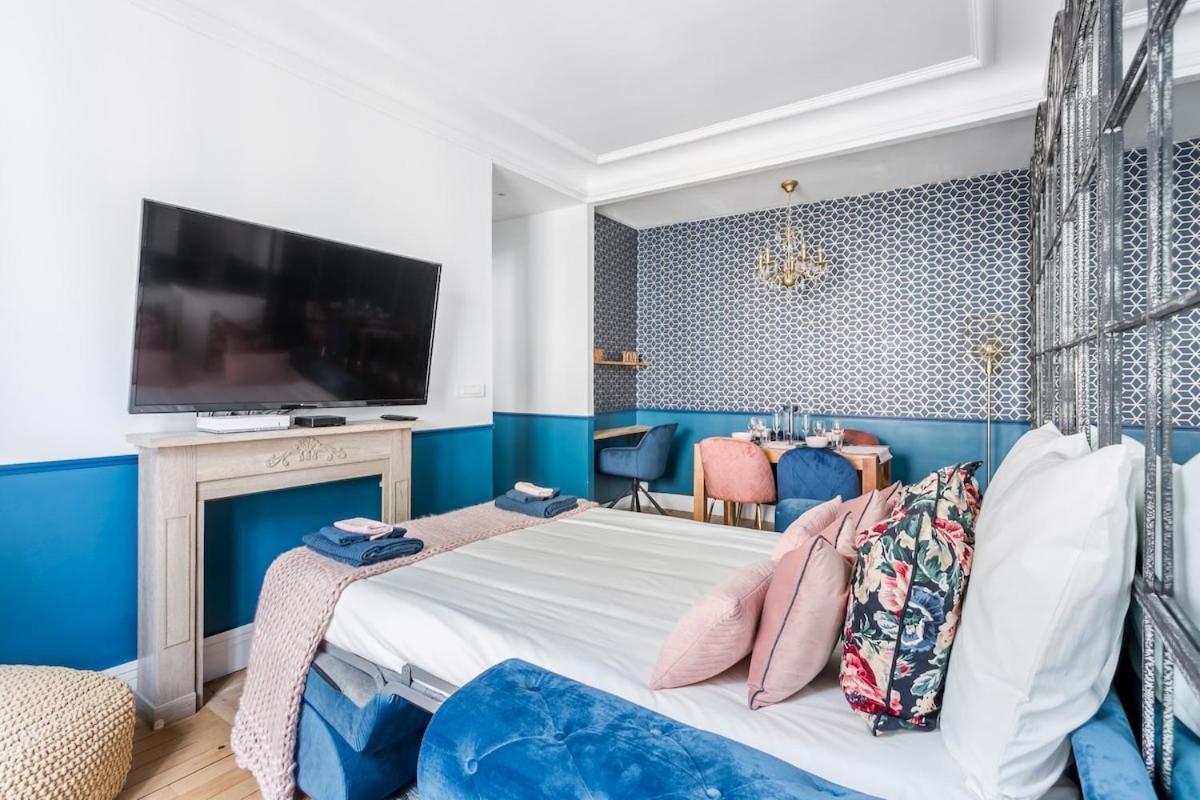 V3 Vibrant Luxurious Steps From Trocadero Apartment