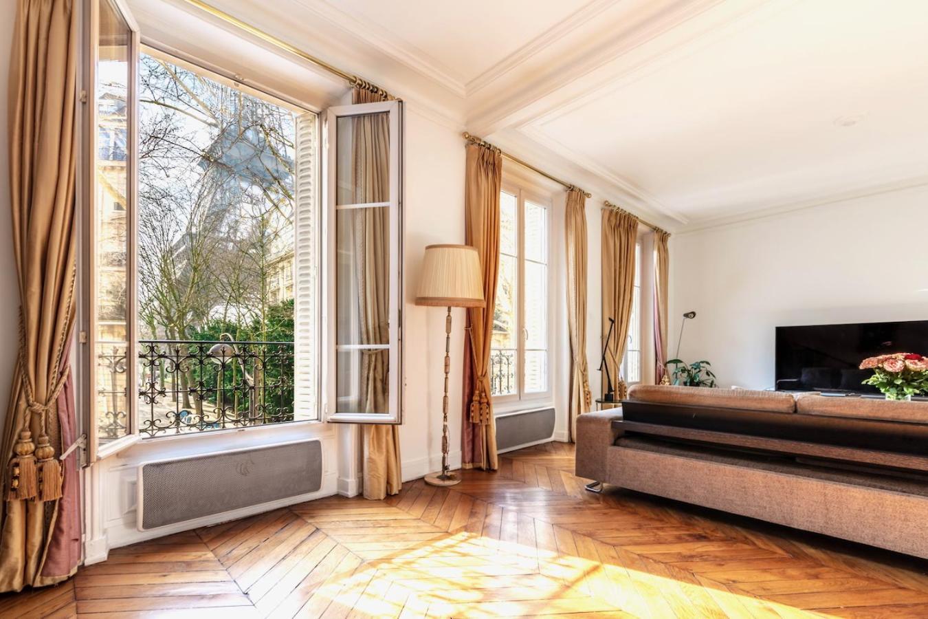 Charming French Style With Eiffel Tower View Prime Location Near Attractions Paris