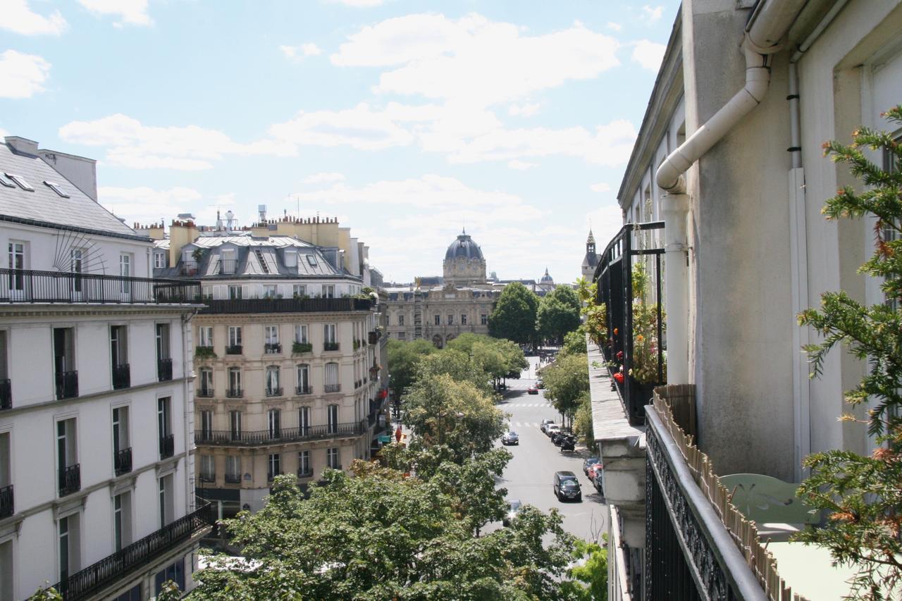 Lumineux Avec Balcon Au Coeur De Paris